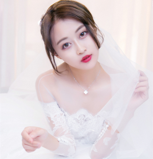 谢思芸 仙境文化传媒白茶茶：拼某多员工去世背后：没什么值得你拿命去拼！