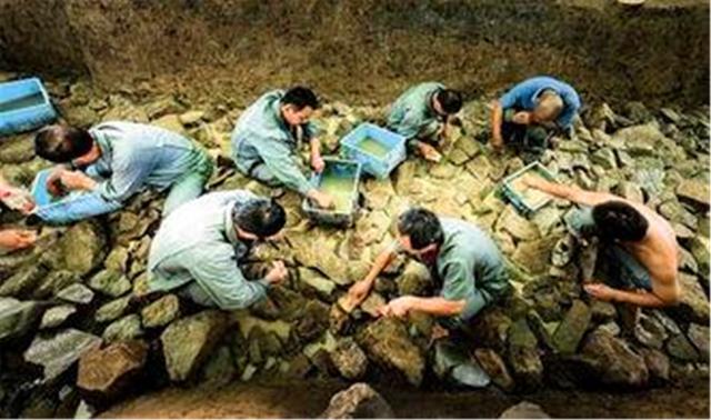 [考古学家]内蒙古挖出血棺，考古队刚揭下女尸面纱，专家大呼：危险，快跑