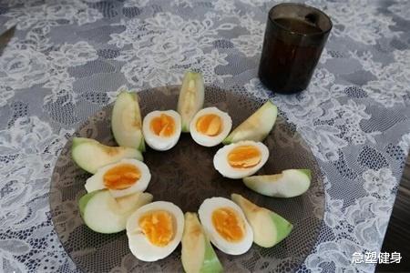【绿茶】减肥每天吃鸡蛋、苹果、绿茶，小伙坚持了3天，看他每天体重变化