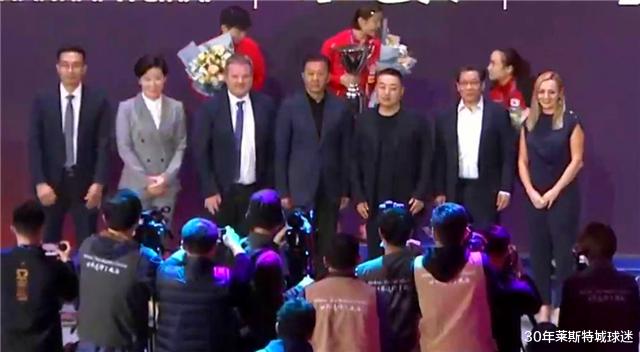 陈梦|陈梦太暖心！热情邀伊藤美诚登台合影，日本少女感动给出甜美回应