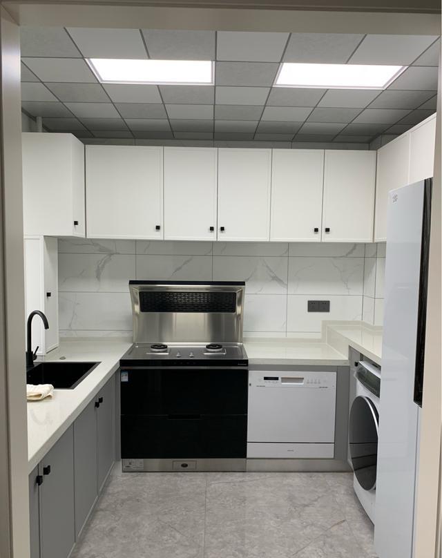 []提前晒晒新房，全屋黑白橱柜定制特别亮眼，就差一屋子的软装！