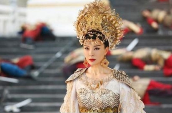 迪丽热巴|三位女星的“帝王装扮”，每一个都非常霸气，而热巴的美艳！