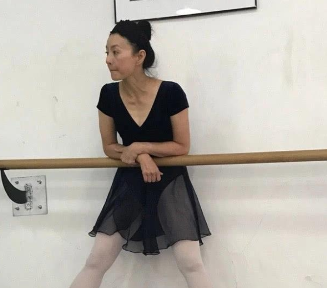 「李赛凤」她是香港动作片头号女打星，如今55岁落魄不堪，一言难尽