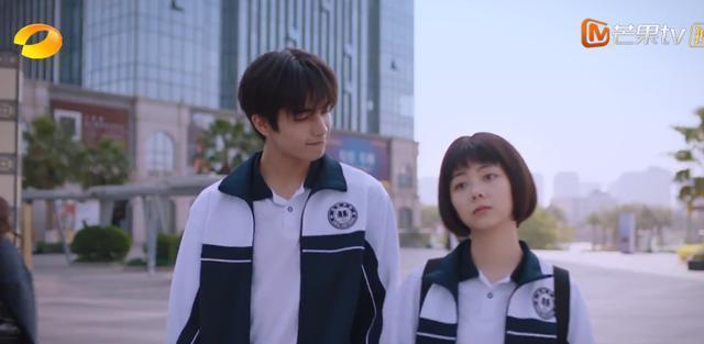 以家人之名|以家人为名：李爸更疼谁？看凌霄和子秋穿的鞋，瞬间明白了