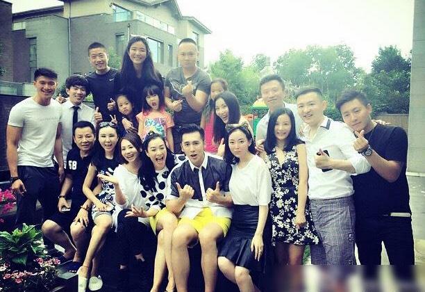 钟丽缇@晒晒钟丽缇和张伦硕的家,客厅用彩带做成吊顶,在家像开派对一样