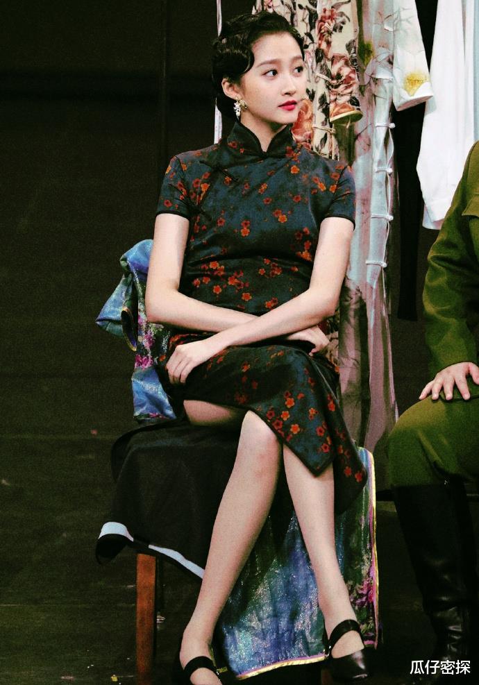 #贾玲#贾玲伸手要挽关晓彤胳膊，有谁注意晓彤的反应？细节暴露人品