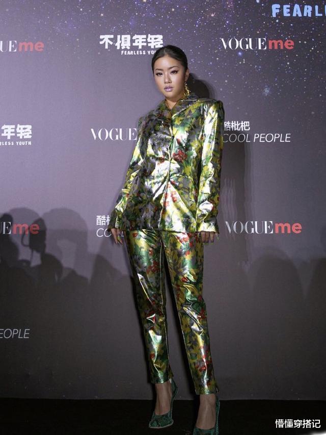 「穿衣搭配」宋祖儿真是长大了，一袭银色亮片裙配三七分短发，轻熟又帅气