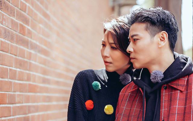 蔡少芬|蔡少芬母子躺玻璃栈道，小乐儿被吓得大哭，娘娘吐舌头偷笑