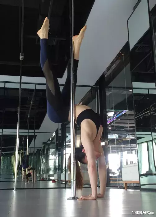 |这位跳钢管舞的顶级美人，我希望每个人都能记住她......