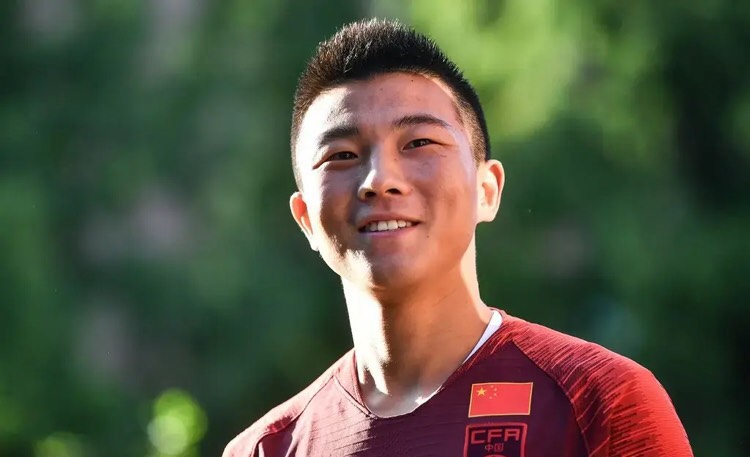 『国青』19岁天才中场入选国青,未来回大连联手陶强龙,曾遭贝尼特斯退货