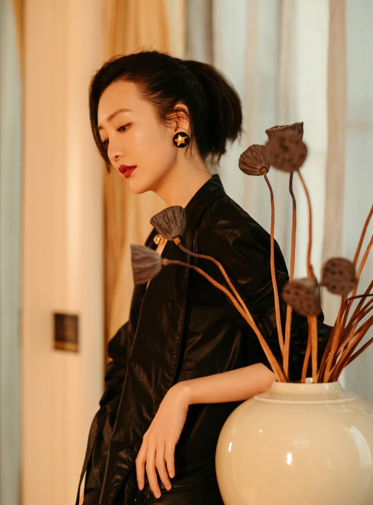 #王鸥#王鸥气场太强,皮质外套配V领打底衣气场十足,一抹红唇高贵冷艳