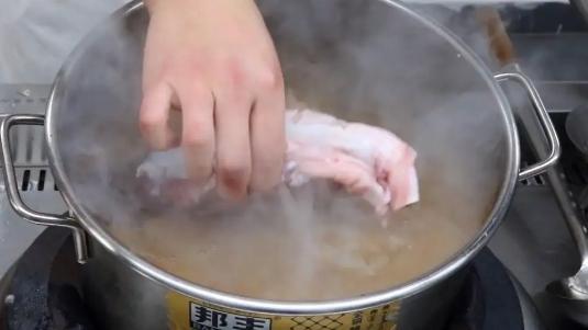 #酱牛肉#聚宝源63岁老厨师祖传酱牛肉“三酱三泡”秘制配方，200斤不够卖