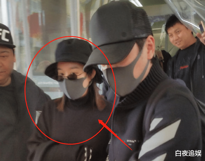 【唐艺昕】女星生完孩子出院都裹得严实，看看产女后的唐艺昕，瞬间改观了