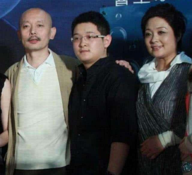傅彪去世15年，那个冯小刚帮还债，葛优抚养大的儿子，今如何？ - 时尚资讯(存满娱乐网)