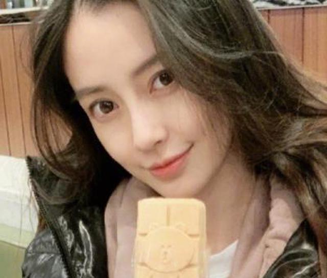 #Angelababy#baby素颜起床做早餐，看到她家厨房摆设后，才知黄晓明多宠妻