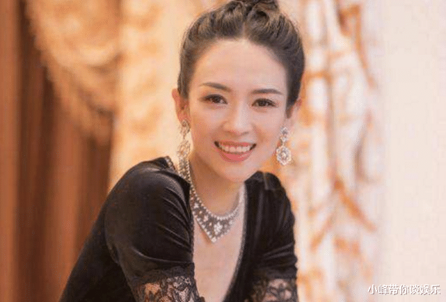 「章子怡」章子怡晒同学聚会照，妥妥的C位出道，两位“影后”都要靠边站