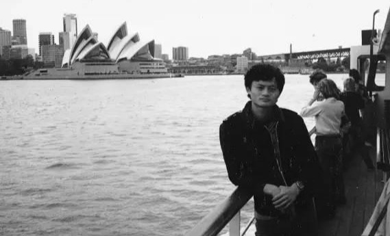 马云|32年前,他资助了马云200元,现在的马云给了他2000万美元