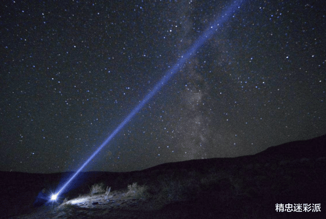 光柱|手电筒对着天空照射一秒后关掉，光是消失了，还是会继续传播？