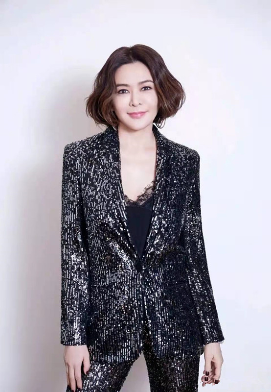 西装|58岁的关之琳又美回来了 穿亮片西装美炸 标志性短发成亮点