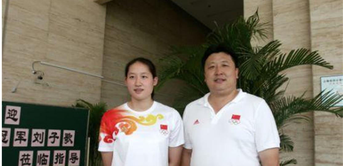 「广州恒大」27岁奥运冠军嫁大23岁恩师，曾花百万给他买车，婚后4年儿女双全