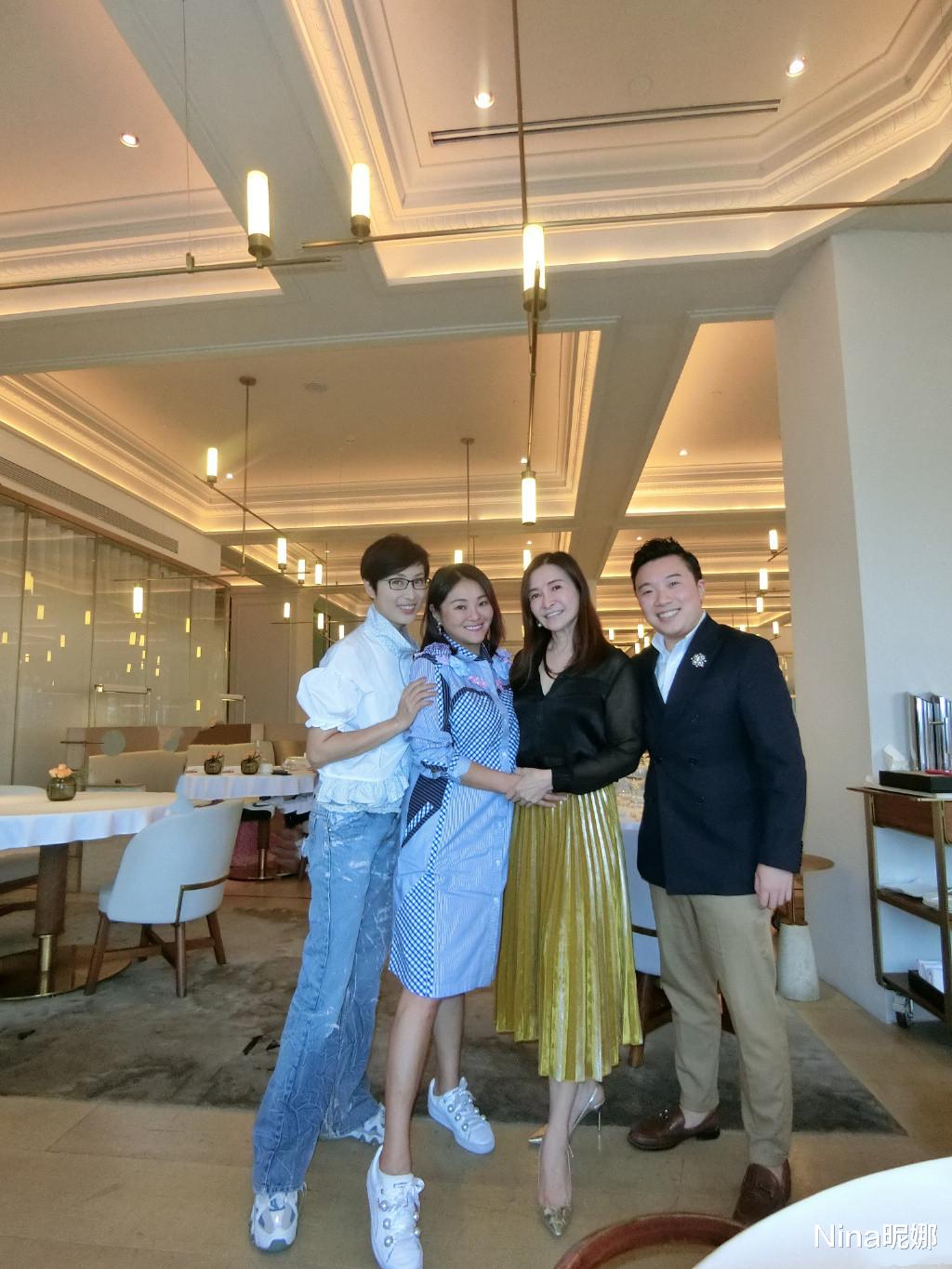 喇叭裤|54岁陈法蓉太潮了，罕见穿喇叭裤配泡泡袖游上海，露齿笑看着心软