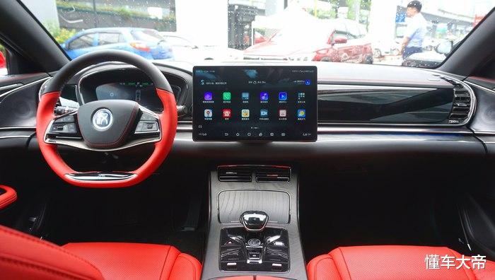 比亚迪汉：比亚迪汉EV内饰细节实拍，氛围灯很酷炫，后排比前排还豪华