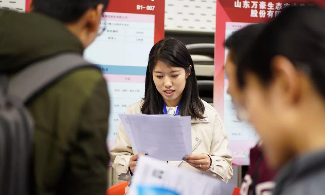 『高校』这6个大学专业，就业竞争激烈，平均工资低，考生要避开！