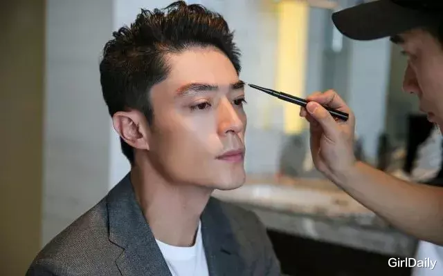 「钟汉良」钟汉良和小16岁谭松韵“官宣恋情”，我却想起当年的绝世白月光……