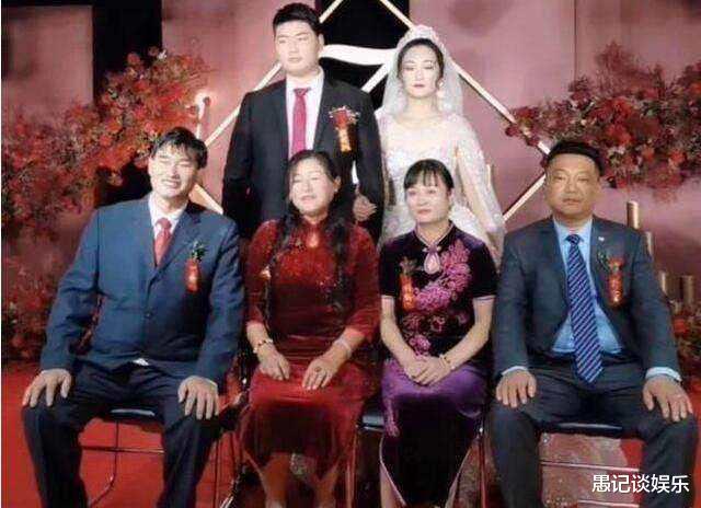 侯佩岑|朱之文百万儿媳回婆家,一身名牌很神气,下地看望公公不换装