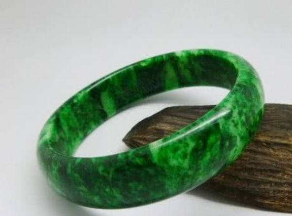 钱币|都说翡翠以绿为尊,满绿的就一定好吗?这几种满绿千万不能要