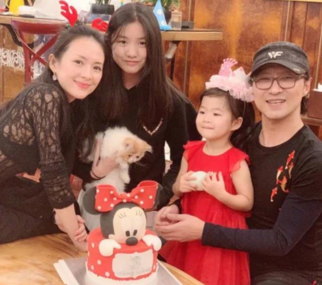 章子怡|章子怡儿子首次开口叫妈妈，母子豪宅阳台玩亲亲，弟弟身高优越