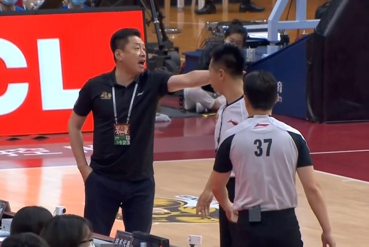 李春江|CBA重大失误！李春江怒吼技术台：干嘛呢，球进就暂停？裁判灭火