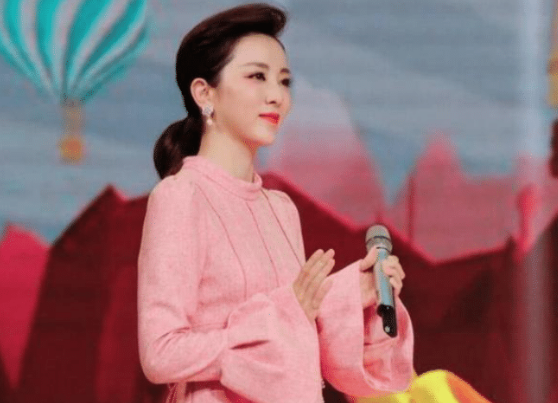 【王迅】她被称为央视一姐，曾因春晚忘词被嘲笑，当红时生孩子称不后悔