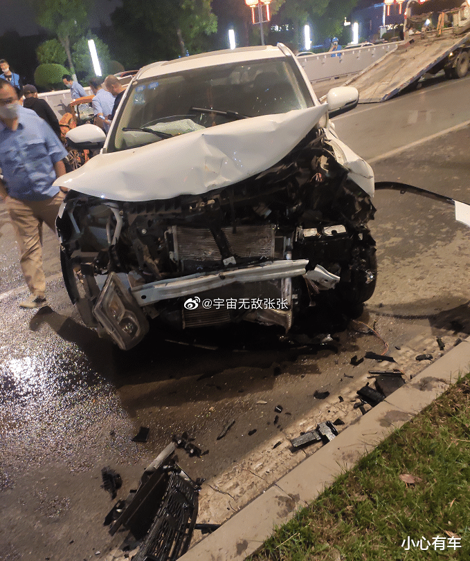 『吉利帝豪』吉利帝豪遭博越正面碰撞，A柱折叠90度，网友：出租车碰撞不合格