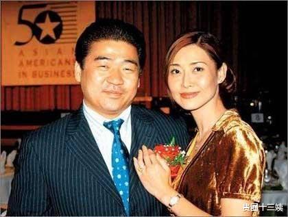 |叶玉卿全家出海钓鱼,大女儿秀火辣身材,心情不受破产影响