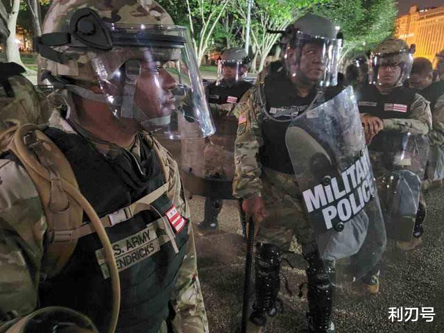 美国■美军一号人物“反叛”了：拒绝调兵镇压暴乱，美国总统已无兵可用