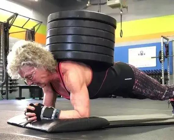 健身|79岁奶奶每天坚持平板支撑6分钟，跳绳1000个，这状态就问你服不服？