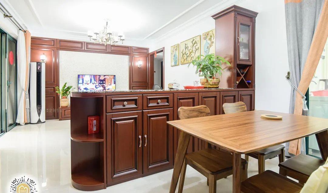 |餐边柜怎么装更实用？整墙式轻奢风的做法太赞了！