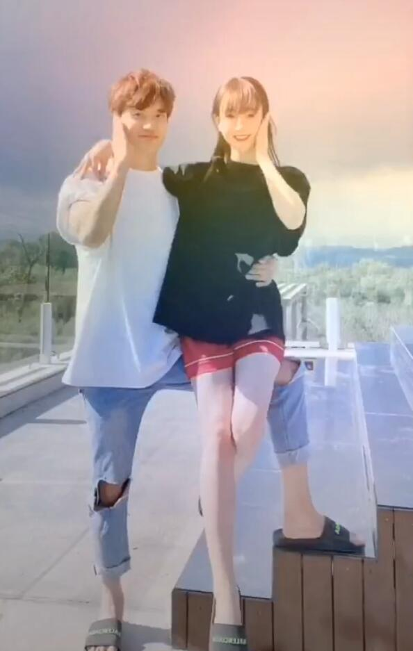 张檬■张檬小五520情侣装撒狗粮，坐男友腿上公主抱，金恩圣偷亲女友超甜