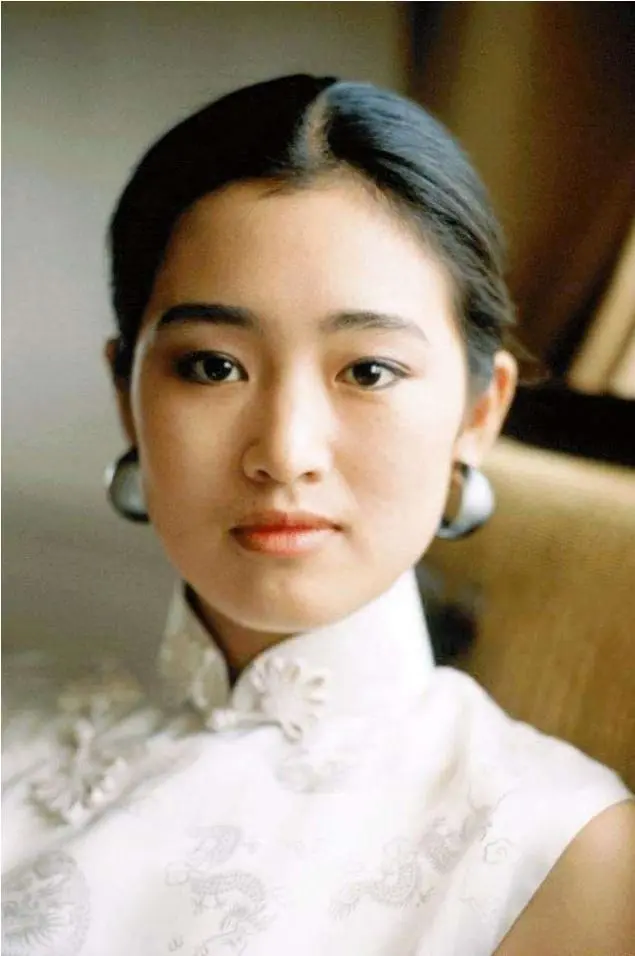 【巩俐】55岁巩俐法国逛街被拍 素颜超憔悴 竟比旁边72岁外国老公显老!