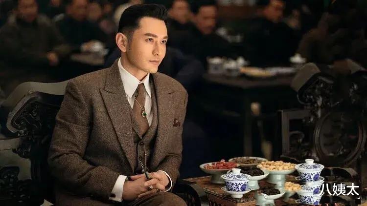 『靳东』万万没想到！黄晓明去掉的油泼到了靳东身上，阿姨们心都碎了