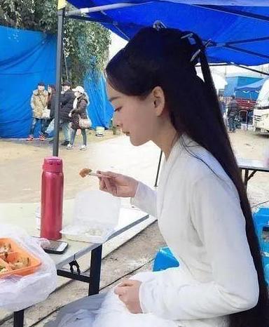 林青霞|替身像到\妈不认\！王一博、邓伦帅掉渣，杨幂、吴京如假包换