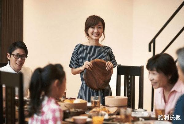 『生肖』请6个同事吃饭,变10人桌,我就只买5人单,职场远离“渣”同事