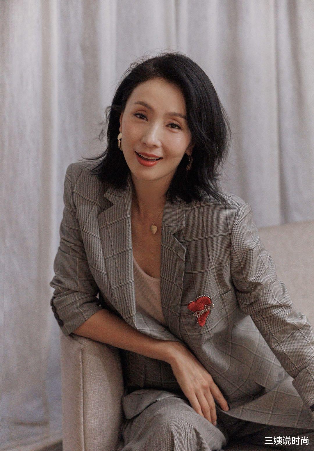 西装|陶虹穿格子西装美得跟朵花似的,尤其是发型,忒减龄