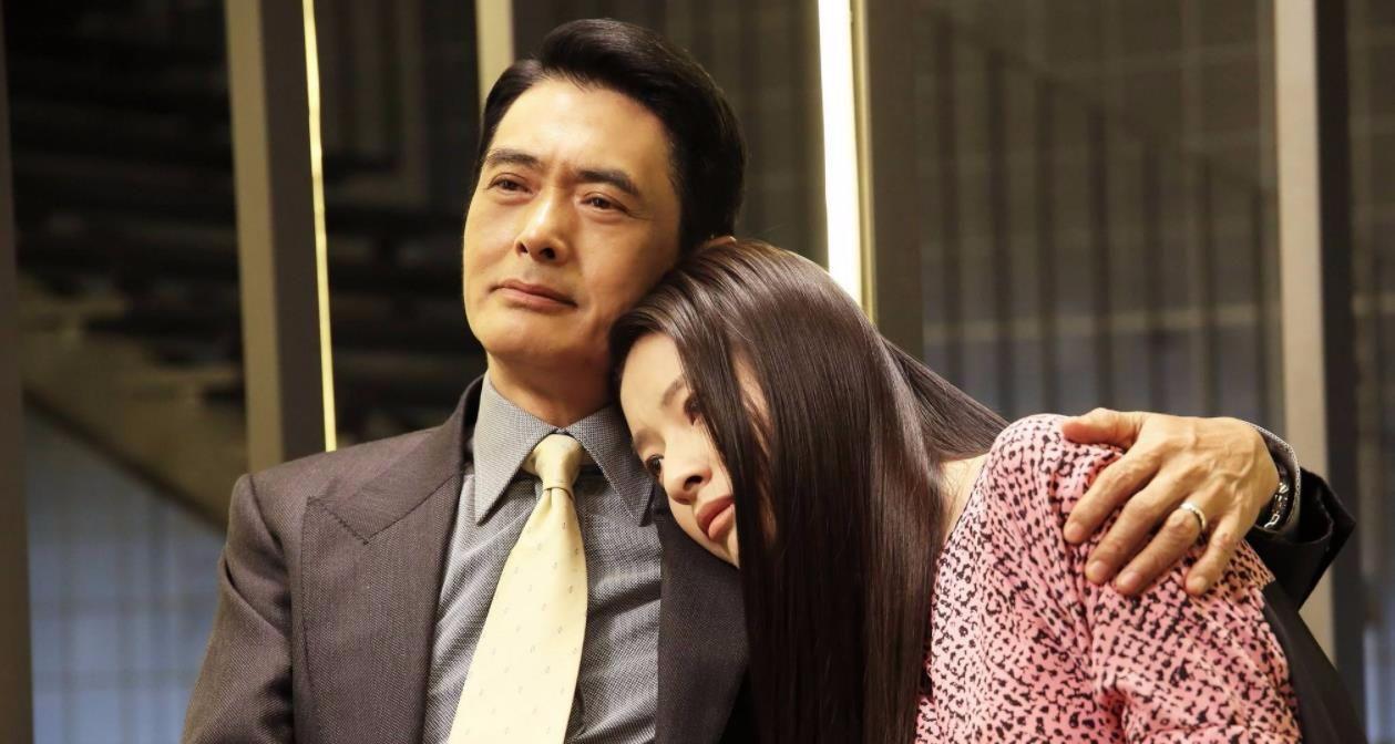 同样是私生女,周润发恨不得捧在手心,成龙却让她沦落街头!