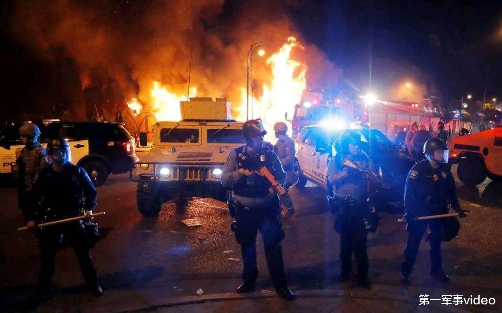 『美国』美国骚乱愈演愈烈，部分警察态度开始转变，拿起武器加入游行队伍