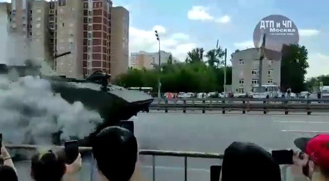 「军人」俄罗斯阅兵仪式差点成“国际笑话”，一名军人被捕，装甲车冒浓烟