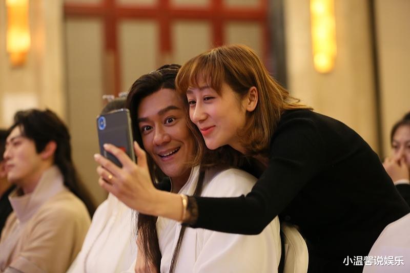 【陈浩民】偶遇陈浩民和女演员拍“水桶戏”！躺在水里太敬业，近照却老了10岁