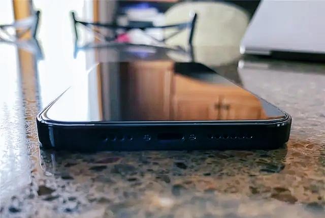 「iphone12」iPhone12再次确认,抛弃传统圆润风格,采用直边框设计,更感人!