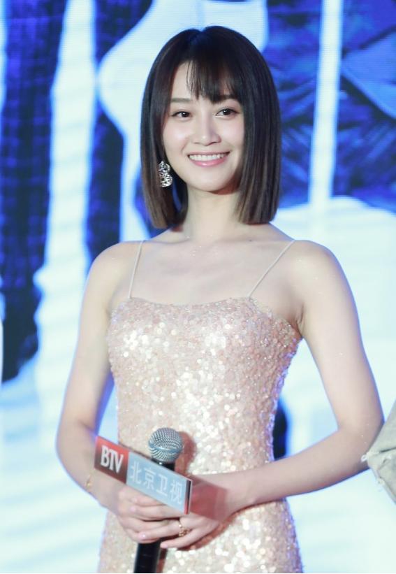 『发型』蓝盈莹这次终于换对发型了，不仅显得很高级，还有“人鱼”曲线